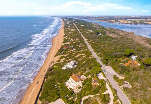 400 kv. m ploto dviejų aukštų rezidencija su penkiais miegamaisiais, šešiais vonios kambariais, SPA, privačiu paplūdimiu, tiesiogine prieiga prie ežero ir 10 000 kv. m ploto parku UNESCO biosferos rezervate. Image 3