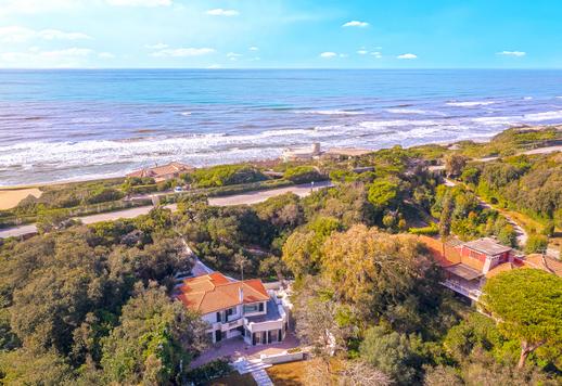 400 kv. m ploto dviejų aukštų rezidencija su penkiais miegamaisiais, šešiais vonios kambariais, SPA, privačiu paplūdimiu, tiesiogine prieiga prie ežero ir 10 000 kv. m ploto parku UNESCO biosferos rezervate. Image 2