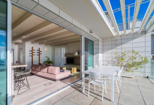 Előkelő birtok saját tetőtérrel és garázzsal 50 méterre a tengertől Image 5