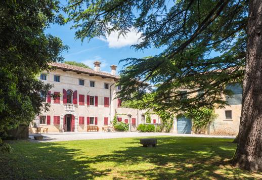 Struttura di sei edifici per 2400 mq sottoposta a tutela da parte del Ministero dei Beni Culturali Image 4