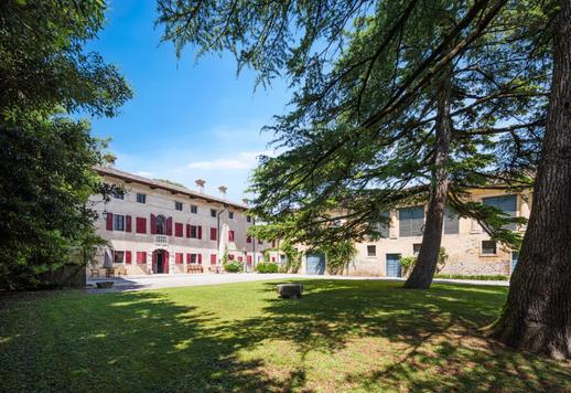 Struttura di sei edifici per 2400 mq sottoposta a tutela da parte del Ministero dei Beni Culturali Image 3