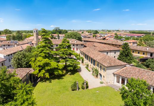 Struttura di sei edifici per 2400 mq sottoposta a tutela da parte del Ministero dei Beni Culturali Image 1
