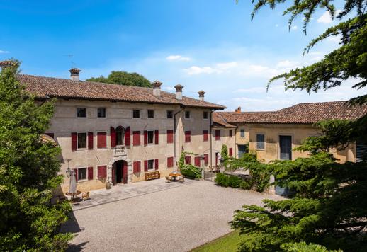 Struttura di sei edifici a tradizionale fattura friulana per 2400 mq  Image 1