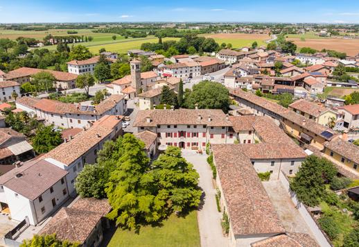 Struttura di sei edifici per 2400 mq sottoposta a tutela da parte del Ministero dei Beni Culturali Image 2