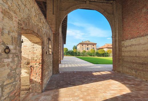 Agazzano tepeleri arasında yer alan, iki havuzlu, 4.000 metrekarelik prestijli malikane. Image 2