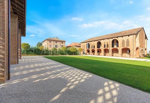 Agazzano tepeleri arasında yer alan, iki havuzlu, 4.000 metrekarelik prestijli malikane. Image 3