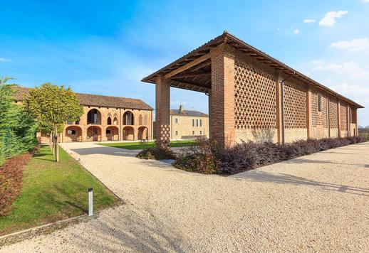 Agazzano tepeleri arasında yer alan, iki havuzlu, 4.000 metrekarelik prestijli malikane. Image 4