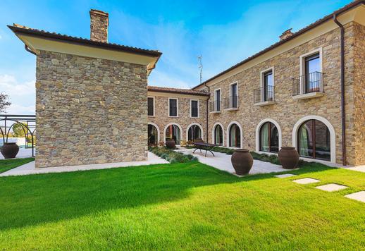 Agazzano tepeleri arasında yer alan, iki havuzlu, 4.000 metrekarelik prestijli malikane. Image 9