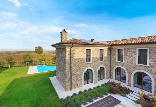 Agazzano tepeleri arasında yer alan, iki havuzlu, 4.000 metrekarelik prestijli malikane. Image 8