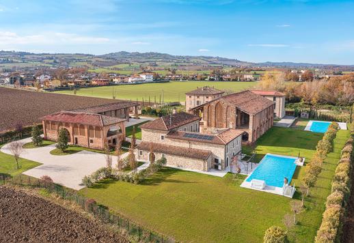 Agazzano tepeleri arasında yer alan, iki havuzlu, 4.000 metrekarelik prestijli malikane. Image 1