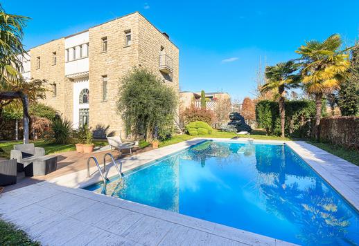 Ikonikus, 500 négyzetméteres ingatlan kerttel és medencével, néhány percre Bergamo központjától Image 2