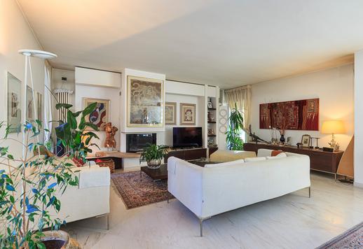 Ikonikus, 500 négyzetméteres ingatlan kerttel és medencével, néhány percre Bergamo központjától Image 8