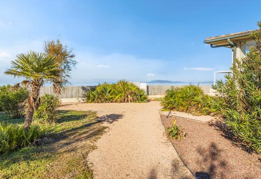 عقار فاخر مع مسبح بانورامي وإطلالات خلابة على البحر Image 9