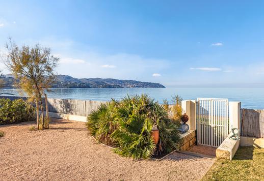 عقار فاخر مع مسبح بانورامي وإطلالات خلابة على البحر Image 8