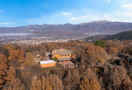 In het hart van het Rieti-gebergte, op slechts enkele minuten van het centrum, ligt een 19e-eeuwse adellijke residentie, omgeven door 23 hectare park, bos en akkerland, met een hoofdhuis en historische bijgebouwen. Image 1