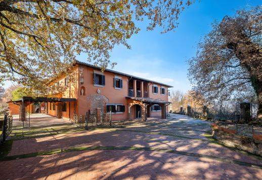 In het hart van het Rieti-gebergte, op slechts enkele minuten van het centrum, ligt een 19e-eeuwse adellijke residentie, omgeven door 23 hectare park, bos en akkerland, met een hoofdhuis en historische bijgebouwen. Image 4