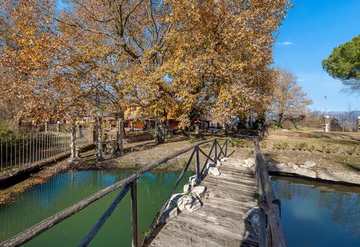 In het hart van het Rieti-gebergte, op slechts enkele minuten van het centrum, ligt een 19e-eeuwse adellijke residentie, omgeven door 23 hectare park, bos en akkerland, met een hoofdhuis en historische bijgebouwen. Image 8