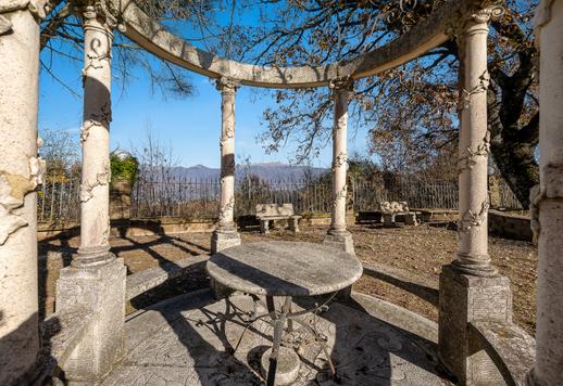 In het hart van het Rieti-gebergte, op slechts enkele minuten van het centrum, ligt een 19e-eeuwse adellijke residentie, omgeven door 23 hectare park, bos en akkerland, met een hoofdhuis en historische bijgebouwen. Image 7