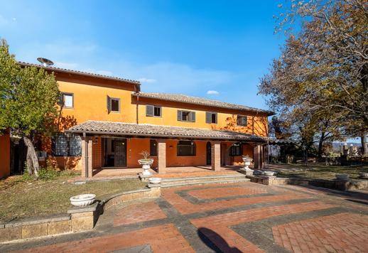 In het hart van het Rieti-gebergte, op slechts enkele minuten van het centrum, ligt een 19e-eeuwse adellijke residentie, omgeven door 23 hectare park, bos en akkerland, met een hoofdhuis en historische bijgebouwen. Image 3