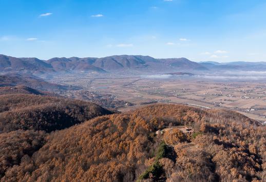 In het hart van het Rieti-gebergte, op slechts enkele minuten van het centrum, ligt een 19e-eeuwse adellijke residentie, omgeven door 23 hectare park, bos en akkerland, met een hoofdhuis en historische bijgebouwen. Image 2