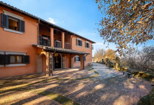 In het hart van het Rieti-gebergte, op slechts enkele minuten van het centrum, ligt een 19e-eeuwse adellijke residentie, omgeven door 23 hectare park, bos en akkerland, met een hoofdhuis en historische bijgebouwen. Image 5