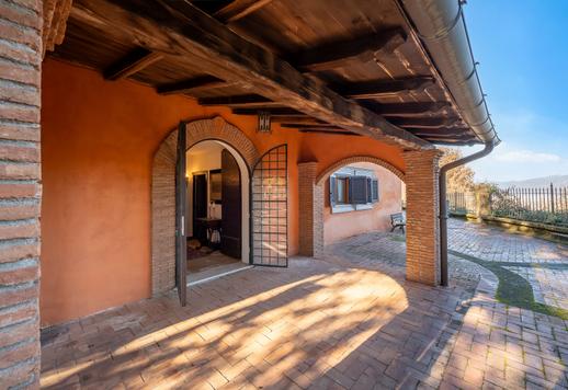 In het hart van het Rieti-gebergte, op slechts enkele minuten van het centrum, ligt een 19e-eeuwse adellijke residentie, omgeven door 23 hectare park, bos en akkerland, met een hoofdhuis en historische bijgebouwen. Image 9