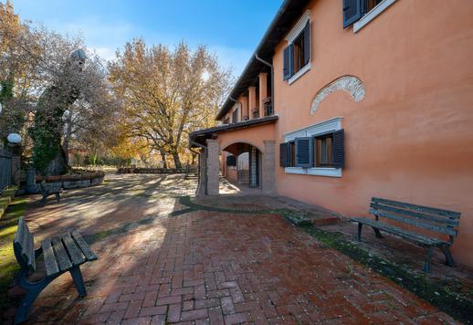 In het hart van het Rieti-gebergte, op slechts enkele minuten van het centrum, ligt een 19e-eeuwse adellijke residentie, omgeven door 23 hectare park, bos en akkerland, met een hoofdhuis en historische bijgebouwen. Image 6