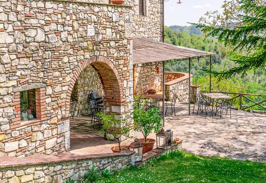 Antigua finca agrícola de unos 1.700 m² distribuida en tres edificios independientes, situada en un terreno de 23 hectáreas que incluye un olivar de 659 árboles y un viñedo en producción de Merlot y Sangiovese Image 5