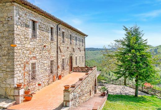 Antigua finca agrícola de unos 1.700 m² distribuida en tres edificios independientes, situada en un terreno de 23 hectáreas que incluye un olivar de 659 árboles y un viñedo en producción de Merlot y Sangiovese Image 4