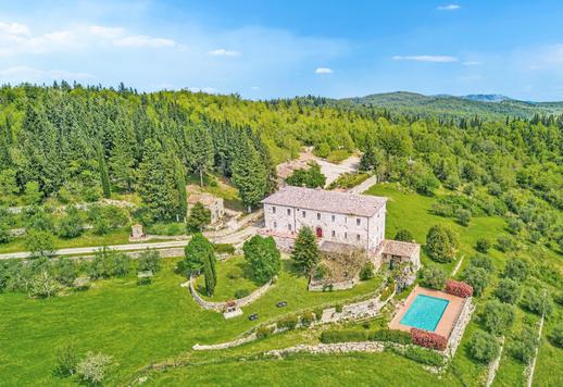 Antigua finca agrícola de unos 1.700 m² distribuida en tres edificios independientes, situada en un terreno de 23 hectáreas que incluye un olivar de 659 árboles y un viñedo en producción de Merlot y Sangiovese Image 1