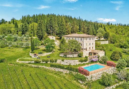 Antigua finca agrícola de unos 1.700 m² distribuida en tres edificios independientes, situada en un terreno de 23 hectáreas que incluye un olivar de 659 árboles y un viñedo en producción de Merlot y Sangiovese Image 2