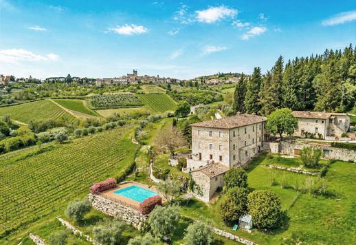 Antigua finca agrícola de unos 1.700 m² distribuida en tres edificios independientes, situada en un terreno de 23 hectáreas que incluye un olivar de 659 árboles y un viñedo en producción de Merlot y Sangiovese Image 3