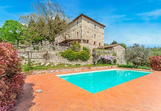 Antigua finca agrícola de unos 1.700 m² distribuida en tres edificios independientes, situada en un terreno de 23 hectáreas que incluye un olivar de 659 árboles y un viñedo en producción de Merlot y Sangiovese Image 7