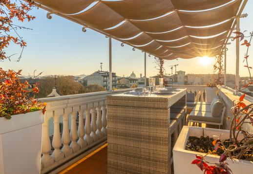 Résidence de 260 m² sur trois niveaux avec terrasse panoramique, cheminée et deux places de parking privées dans un quartier résidentiel prestigieux à quelques minutes du centre historique. Image 4