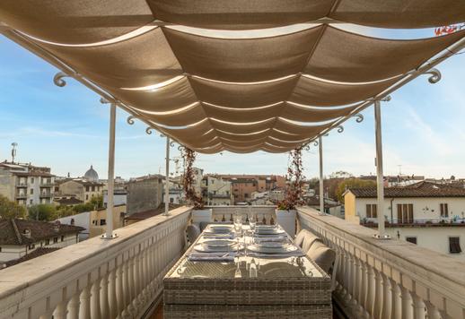 Résidence de 260 m² sur trois niveaux avec terrasse panoramique, cheminée et deux places de parking privées dans un quartier résidentiel prestigieux à quelques minutes du centre historique. Image 3