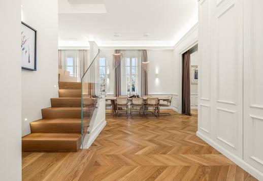 Résidence de 260 m² sur trois niveaux avec terrasse panoramique, cheminée et deux places de parking privées dans un quartier résidentiel prestigieux à quelques minutes du centre historique. Image 5