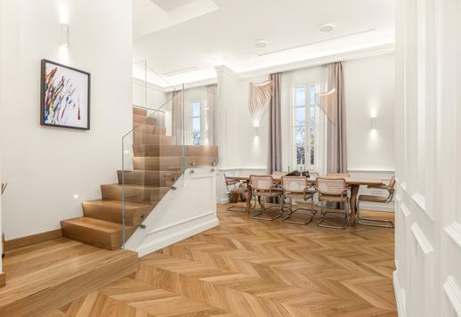 Résidence de 260 m² sur trois niveaux avec terrasse panoramique, cheminée et deux places de parking privées dans un quartier résidentiel prestigieux à quelques minutes du centre historique. Image 6