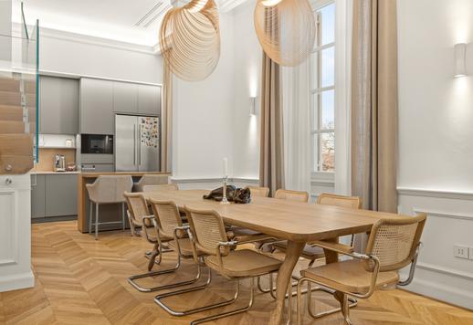 Résidence de 260 m² sur trois niveaux avec terrasse panoramique, cheminée et deux places de parking privées dans un quartier résidentiel prestigieux à quelques minutes du centre historique. Image 7