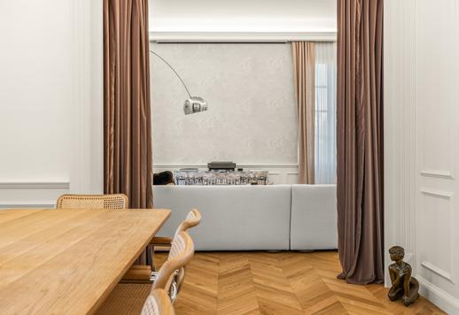 Résidence de 260 m² sur trois niveaux avec terrasse panoramique, cheminée et deux places de parking privées dans un quartier résidentiel prestigieux à quelques minutes du centre historique. Image 9