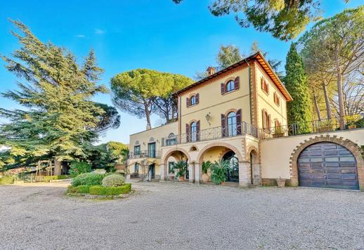 Historisk eiendom i tre etasjer ligger i en privat park, blant olivenlunder og århundregamle trær, med åpen utsikt over byen og direkte tilgang til regionens kompetansesentre. Image 6