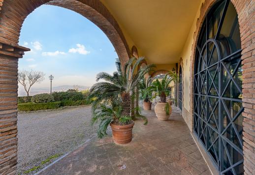 Historisk eiendom i tre etasjer ligger i en privat park, blant olivenlunder og århundregamle trær, med åpen utsikt over byen og direkte tilgang til regionens kompetansesentre. Image 8