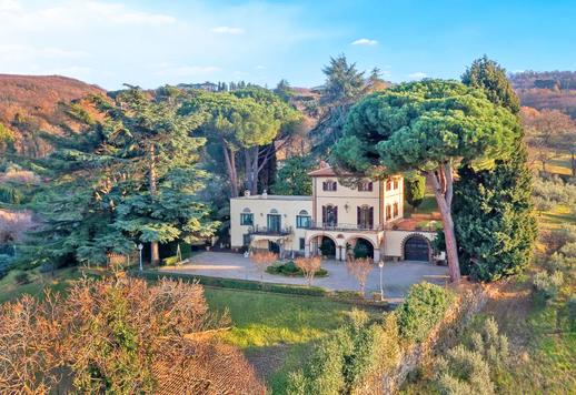 Historisk eiendom i tre etasjer ligger i en privat park, blant olivenlunder og århundregamle trær, med åpen utsikt over byen og direkte tilgang til regionens kompetansesentre. Image 1