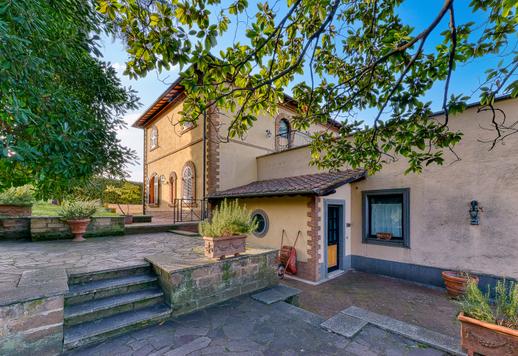 Historisk eiendom i tre etasjer ligger i en privat park, blant olivenlunder og århundregamle trær, med åpen utsikt over byen og direkte tilgang til regionens kompetansesentre. Image 7