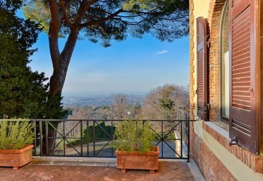 Historisk eiendom i tre etasjer ligger i en privat park, blant olivenlunder og århundregamle trær, med åpen utsikt over byen og direkte tilgang til regionens kompetansesentre. Image 5