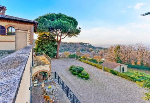 Historisk eiendom i tre etasjer ligger i en privat park, blant olivenlunder og århundregamle trær, med åpen utsikt over byen og direkte tilgang til regionens kompetansesentre. Image 3