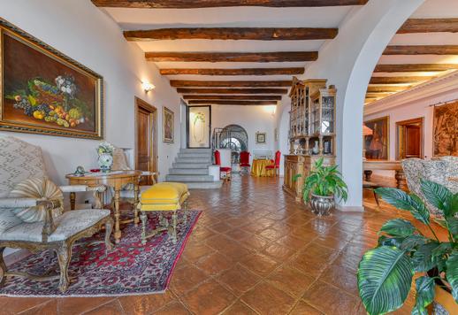 Historisk eiendom i tre etasjer ligger i en privat park, blant olivenlunder og århundregamle trær, med åpen utsikt over byen og direkte tilgang til regionens kompetansesentre. Image 9