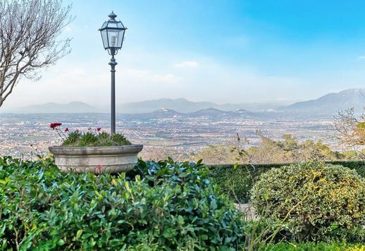 Historisk eiendom i tre etasjer ligger i en privat park, blant olivenlunder og århundregamle trær, med åpen utsikt over byen og direkte tilgang til regionens kompetansesentre. Image 4