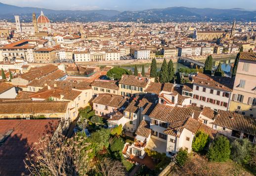 Extraordinaria casa adosada del siglo XV de 642 m² distribuidos en cuatro plantas, con jardín privado y terrazas panorámicas. Image 4
