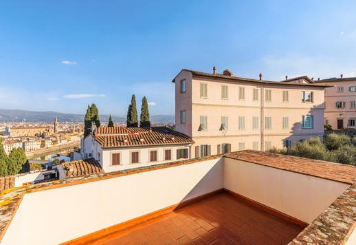 Extraordinaria casa adosada del siglo XV de 642 m² distribuidos en cuatro plantas, con jardín privado y terrazas panorámicas. Image 3