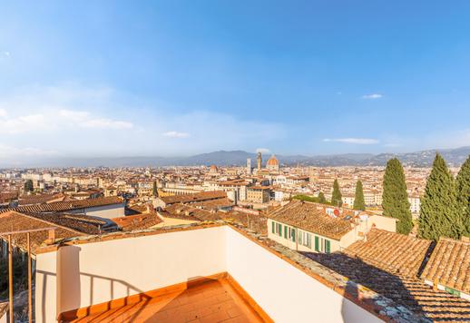 Extraordinaria casa adosada del siglo XV de 642 m² distribuidos en cuatro plantas, con jardín privado y terrazas panorámicas. Image 2